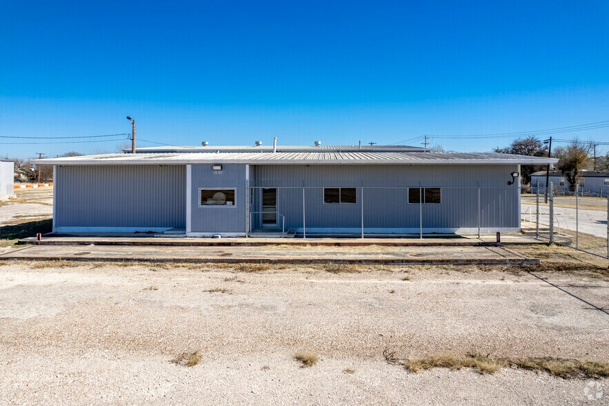 More Photos Of 205 E Dailey St, Kenedy Warehouse For Sale