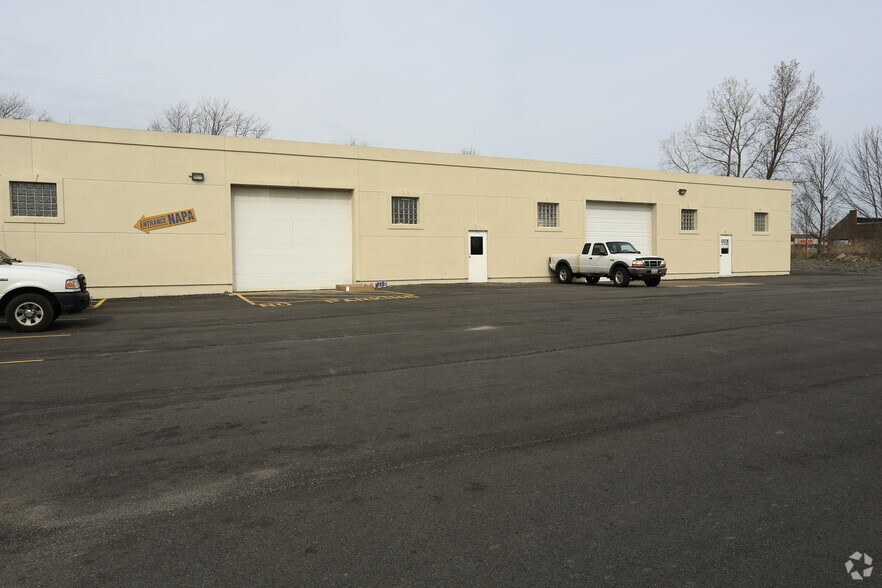 More Photos Of 514-520 Water St, Chardon Showroom For Sale