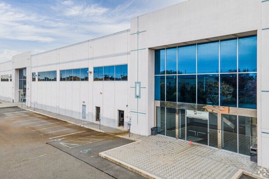 More Photos Of 700 Penhorn Ave, Secaucus Warehouse For Lease