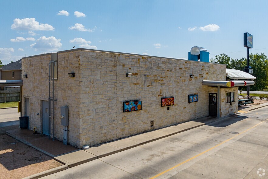 More Photos Of 373 S Dill St, East Bernard Fast Food For Lease
