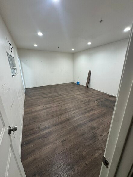More Photos Of 210 Dupont St, Corona Showroom For Lease