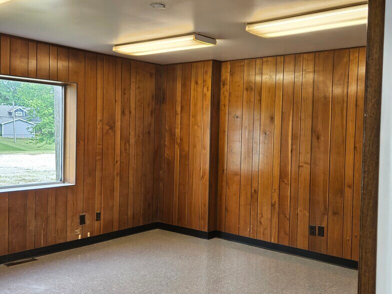 More Photos Of 1300 W Saunders St, Mount Pleasant Showroom For Lease