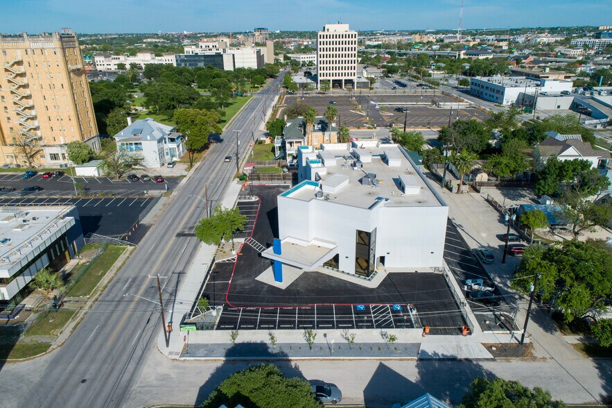 More Photos Of 222 W Cypress St, San Antonio Medical For Lease
