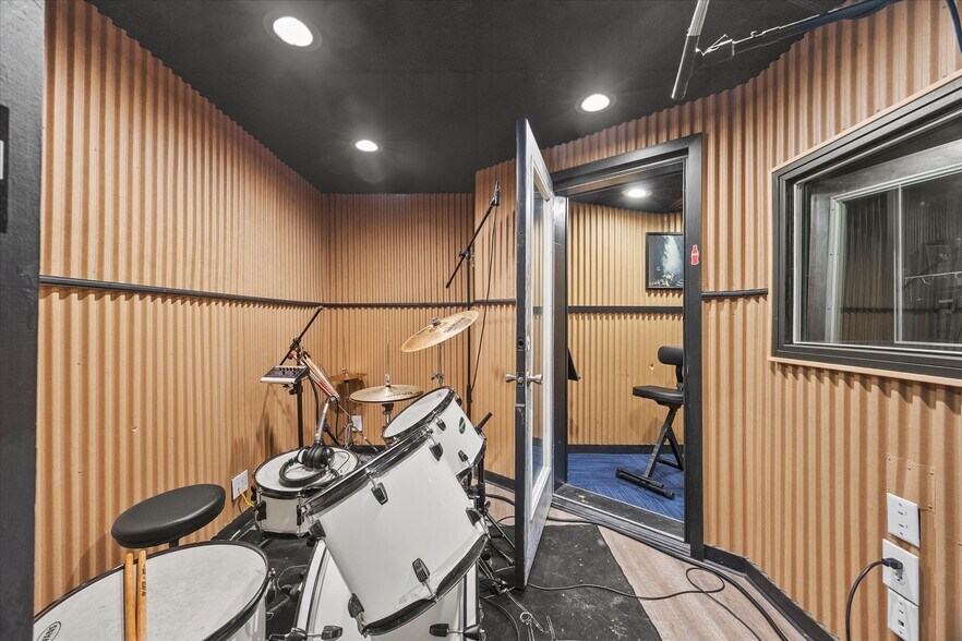 More Photos Of 1132 Main St, Commerce Flex For Sale