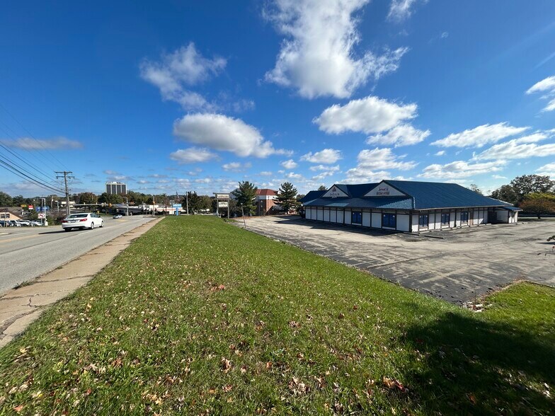 More Photos Of 8 Tech One Dr, Monroeville Restaurant For Lease