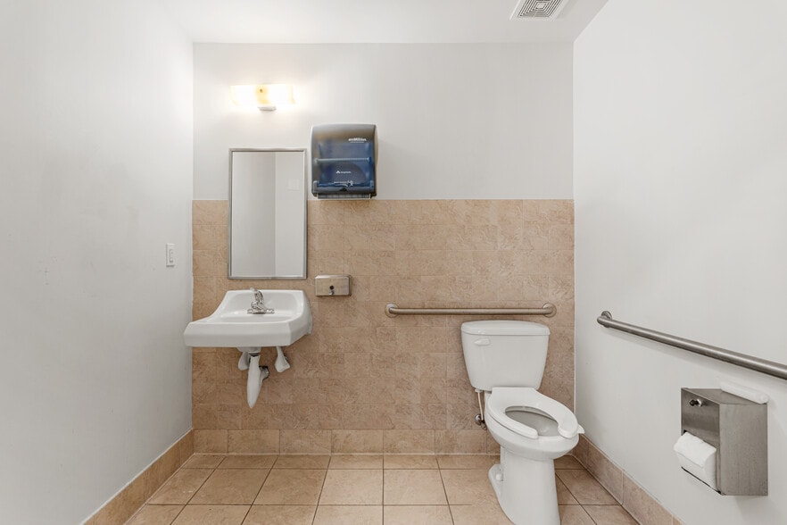 More Photos Of 6515 NW 16th St, Gainesville Manufacturing For Lease