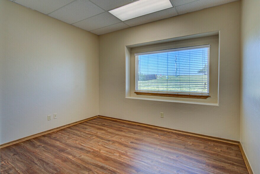 More Photos Of 2830 NW 32nd St, Newcastle Office For Sale