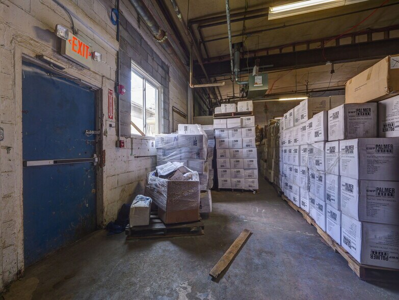 More Photos Of 122 E Railroad Ave, West Haverstraw Showroom For Lease