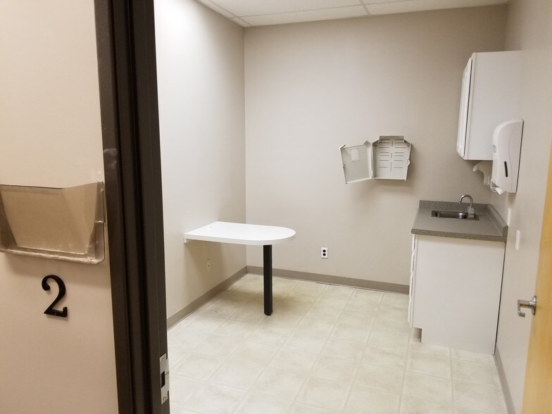 More Photos Of 239 Ash St, Tipton Medical For Lease