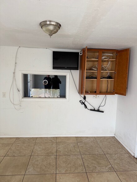 More Photos Of 1002 SE 9th St, Cape Coral Service For Lease