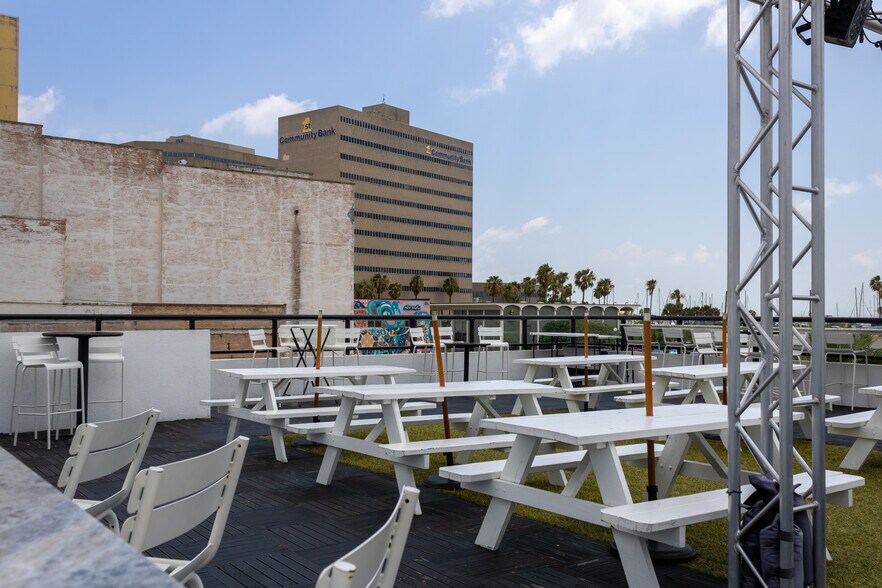 More Photos Of 326 N Chaparral St, Corpus Christi Freestanding For Lease