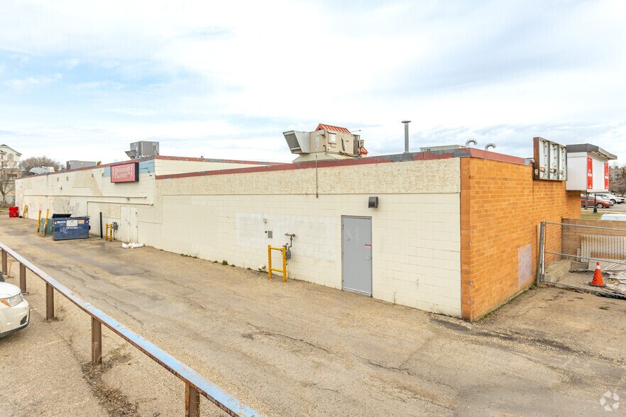 More Photos Of 17 St St Anne, St. Albert Storefront For Lease