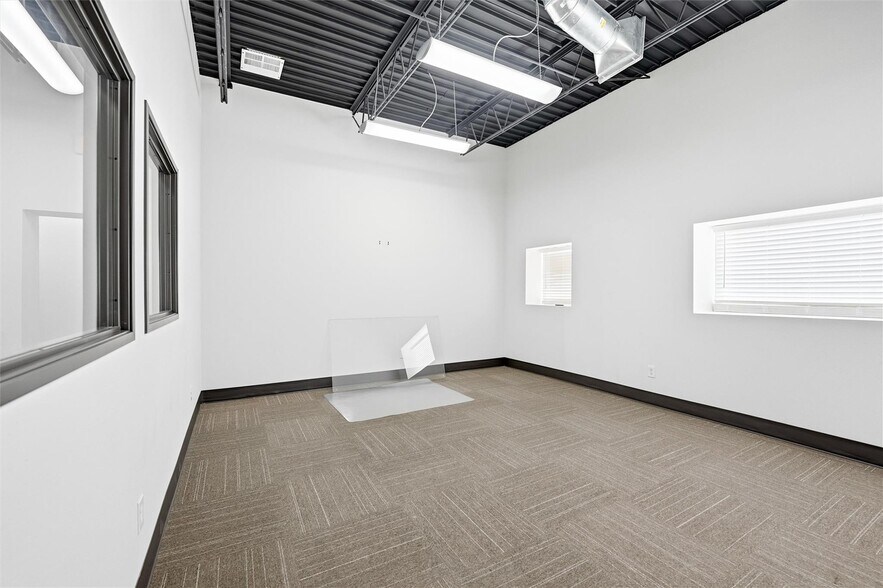 More Photos Of 1300 E Belknap St, Fort Worth Showroom For Sale