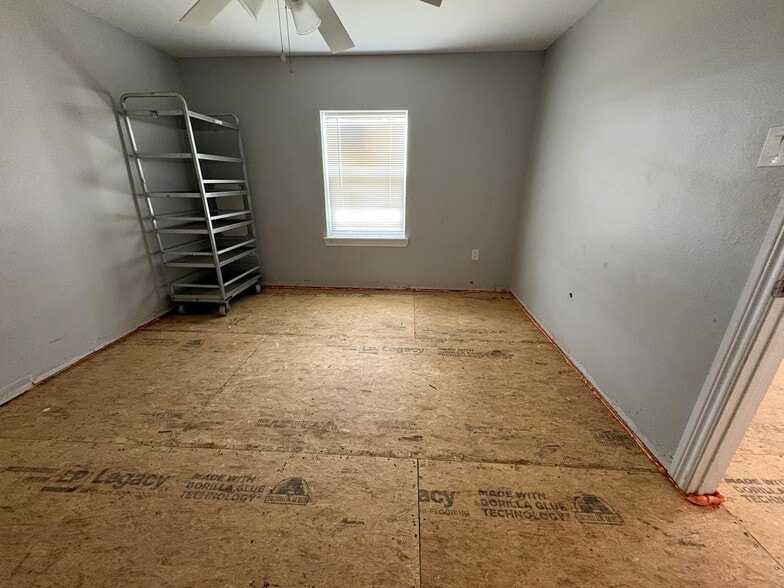 More Photos Of 210 Vista Rd, Pasadena General Retail For Sale