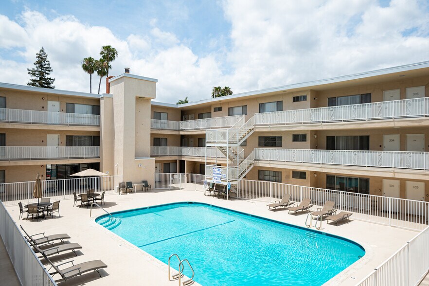 More Photos Of 5150 Yarmouth Ave, Encino Apartments For Sale