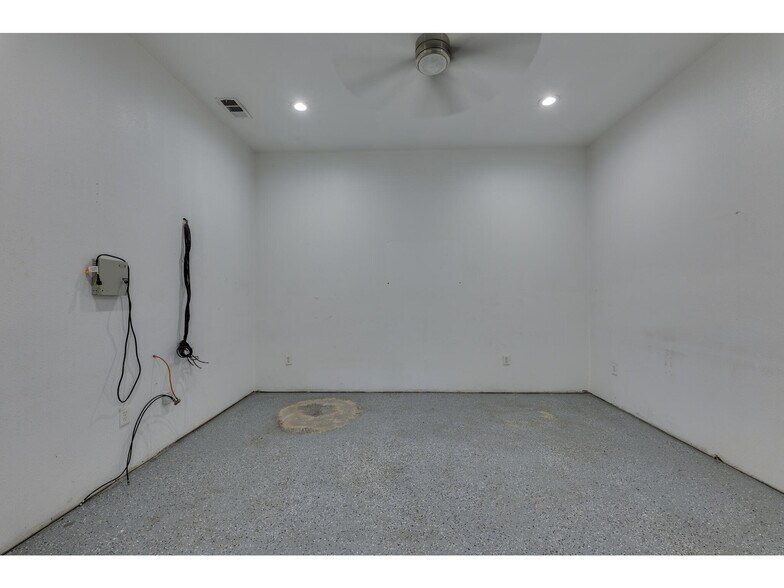 More Photos Of 1612 Shenandoah Dr, Cedar Park Warehouse For Sale