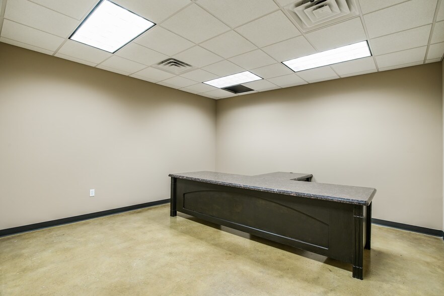 More Photos Of 15106 Chaplin St, Houston Warehouse For Lease