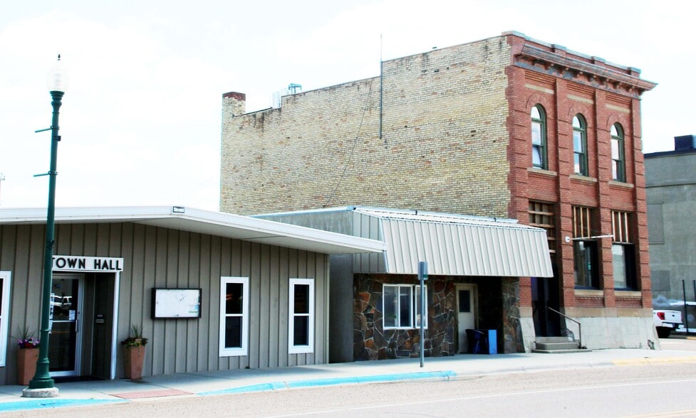 More Photos Of 202 Broadway Ave, Culbertson Showroom For Sale