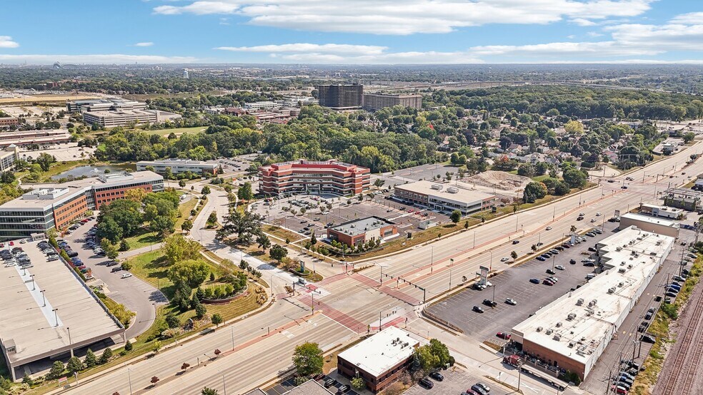 More Photos Of 850-864 N Mayfair Rd, Wauwatosa Storefront For Lease