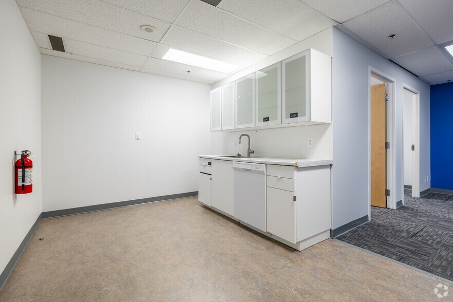 More Photos Of 100 Metcalfe St, Ottawa Office For Lease