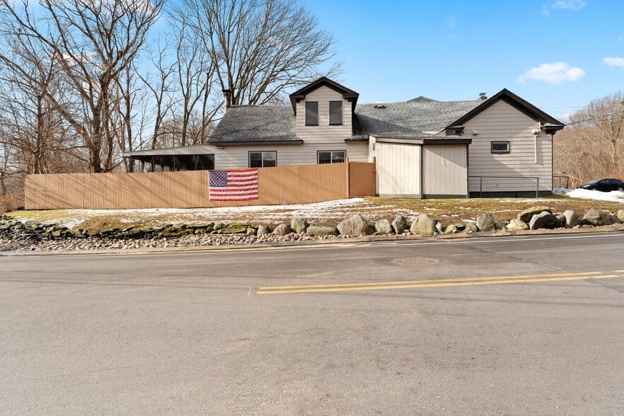 More Photos Of 415 Palmer Ave, Warwick Bar For Sale