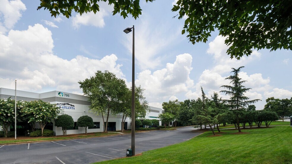 More Photos Of 560 Atlanta S Pky, College Park Unknown For Lease