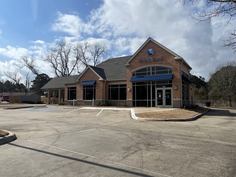 Primary Photo Of 1011 Cooktown Rd, Ruston Bank For Lease