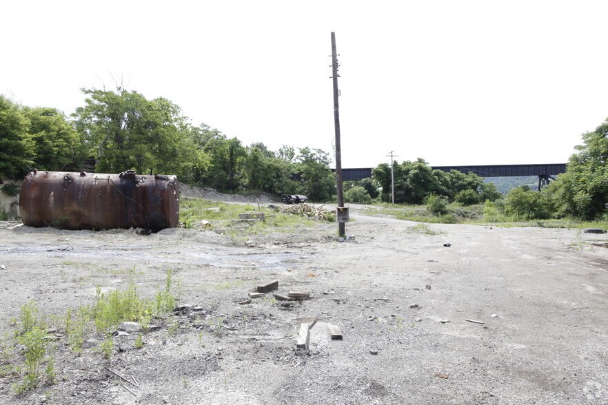 More Photos Of 100 Arentzen Blvd, Charleroi Service For Lease