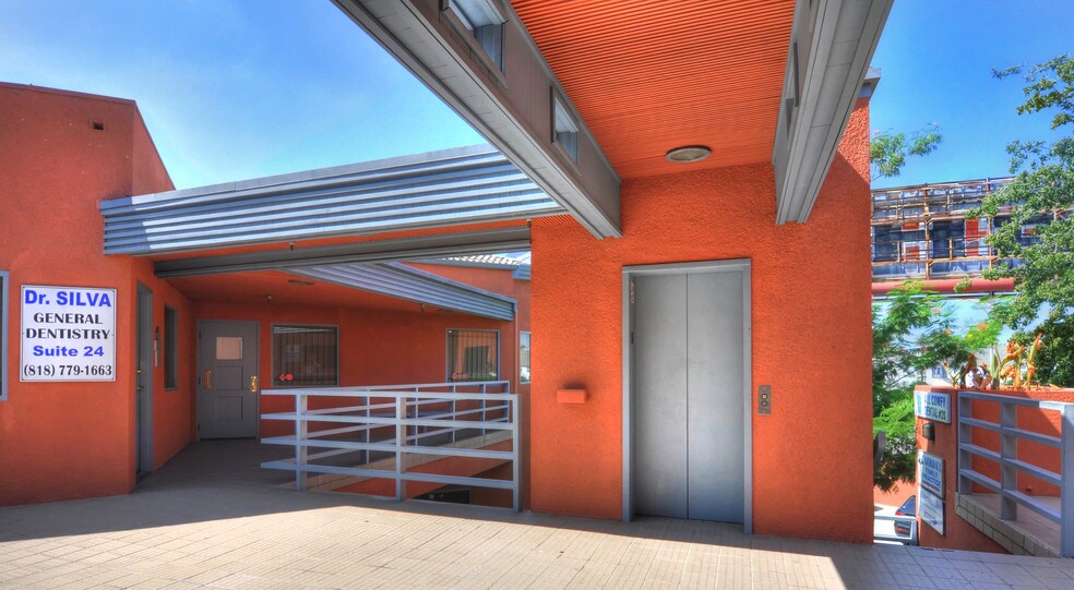 More Photos Of 14649 Victory Blvd, Van Nuys Medical For Lease