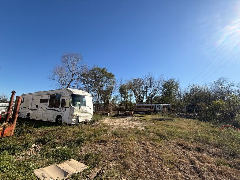 More Photos Of 11708 Euclaire Dr, Houston Industrial For Sale