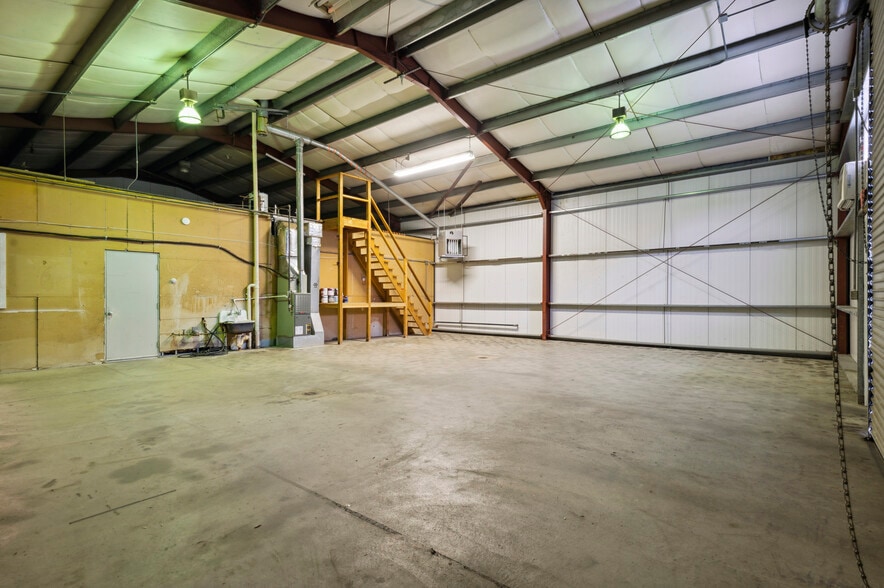 More Photos Of 9 James Ct, Wilmington Warehouse For Lease