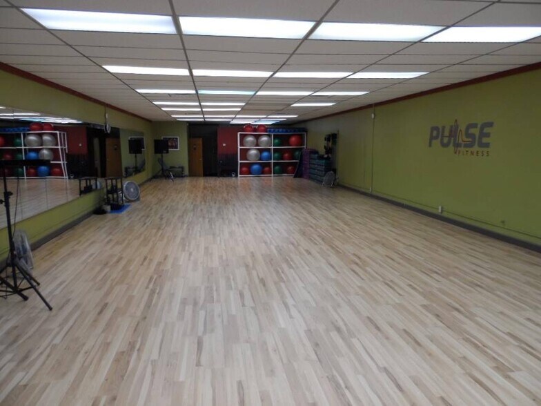 More Photos Of 112 NW 2nd Ave, Mandan Storefront Retail Residential For Lease