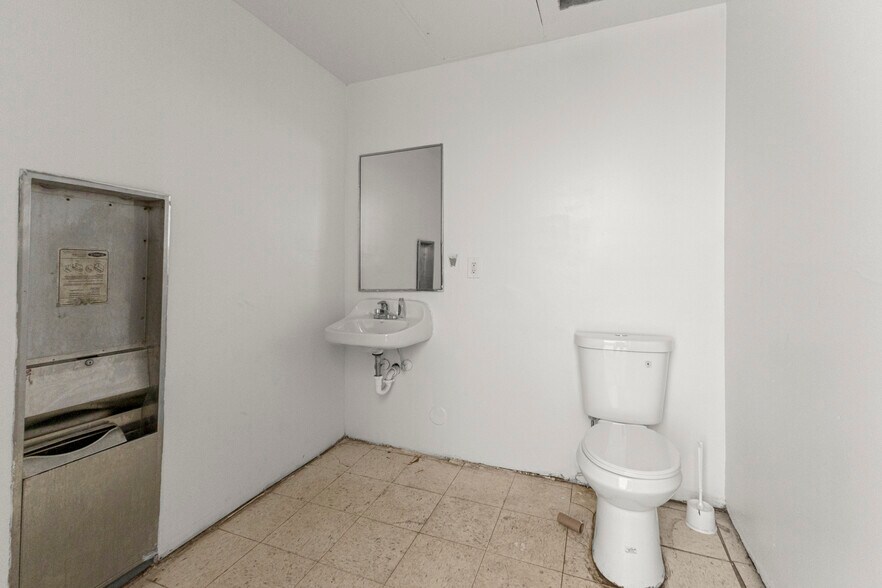More Photos Of 2300 S Schaefer Hwy, Detroit Storefront For Sale