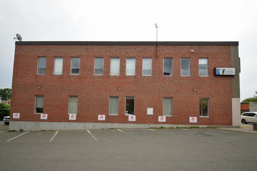 More Photos Of 424-426 Rue Principale, Granby Storefront Retail Office For Sale