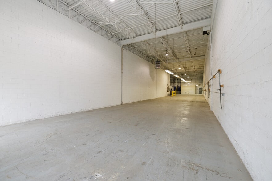 More Photos Of 16791-16821 Boul Hymus, Kirkland Warehouse For Lease