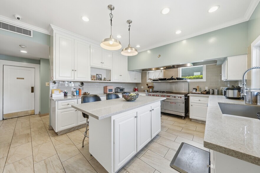 More Photos Of 3741 W 27th St, Los Angeles Specialty For Sale