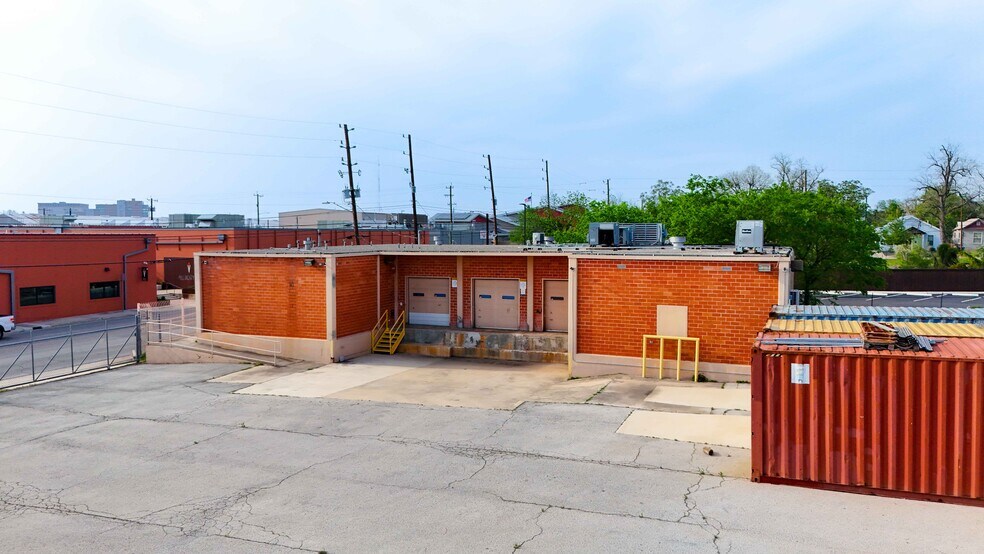 More Photos Of 1403 E Houston St, San Antonio Flex For Lease