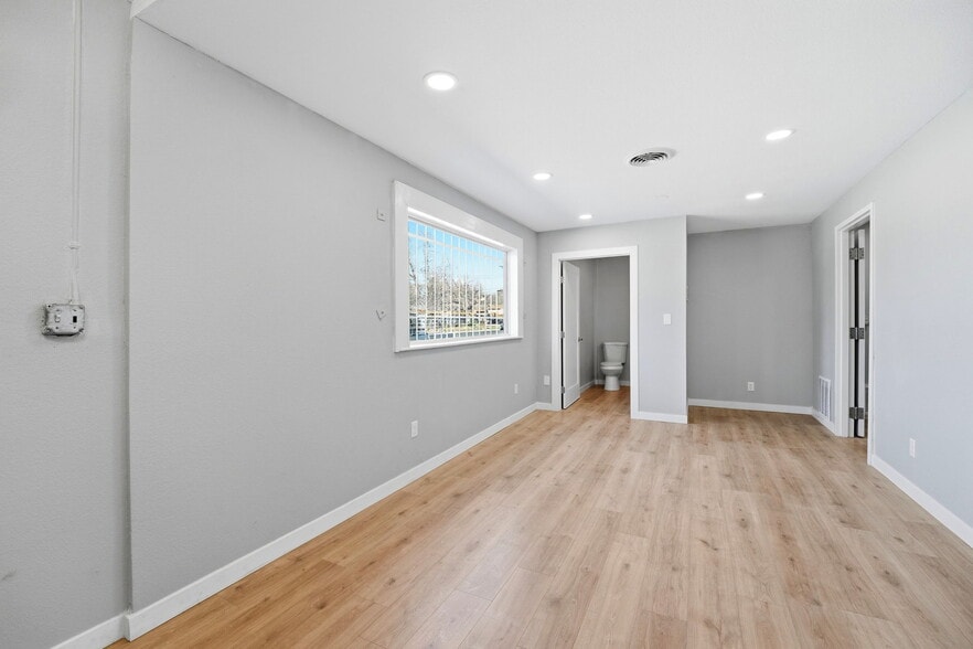 More Photos Of 2513-2515 E Willamette Ave, Colorado Springs Manufacturing For Lease