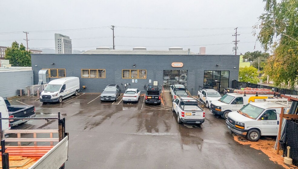 More Photos Of 820 SE Washington St, Portland Industrial For Lease