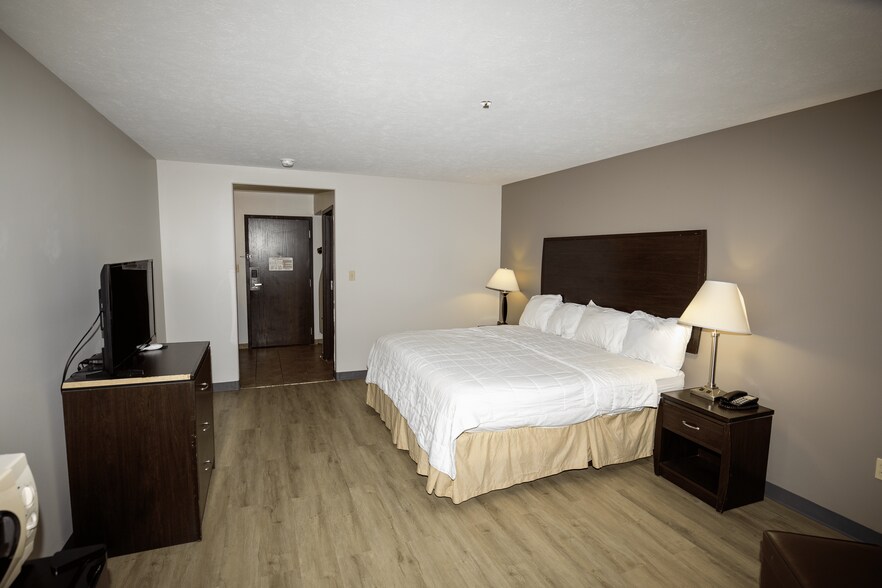 More Photos Of 1520 S Washington St, Du Quoin Hotel For Sale