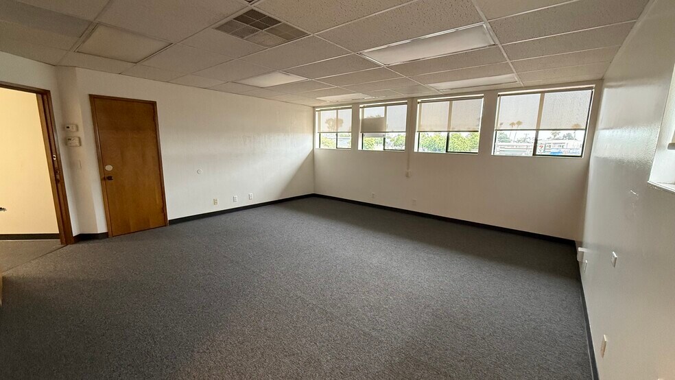 More Photos Of 5010 Cass St, San Diego Unknown For Lease
