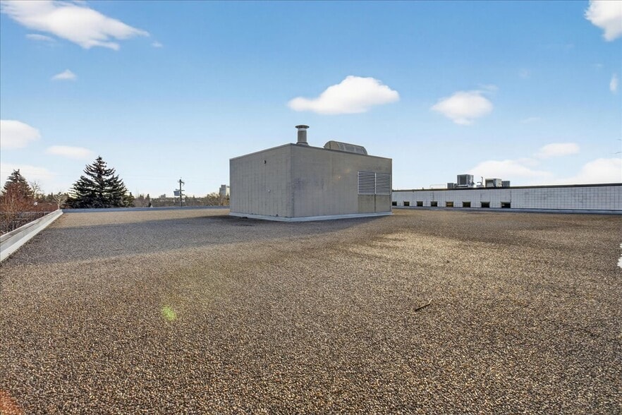 More Photos Of 11831 123 St NW, Edmonton Office For Sale