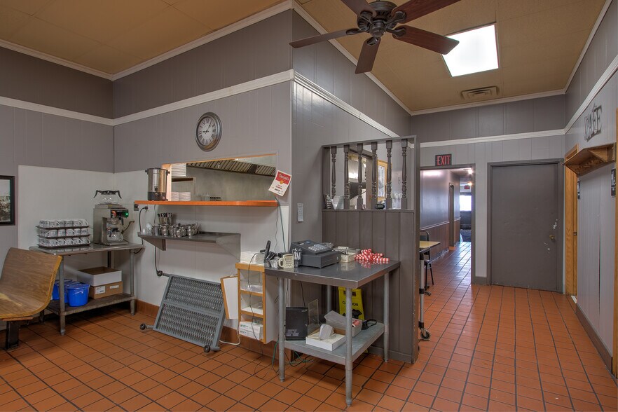 More Photos Of 118 Main St S, Cambridge Storefront For Sale
