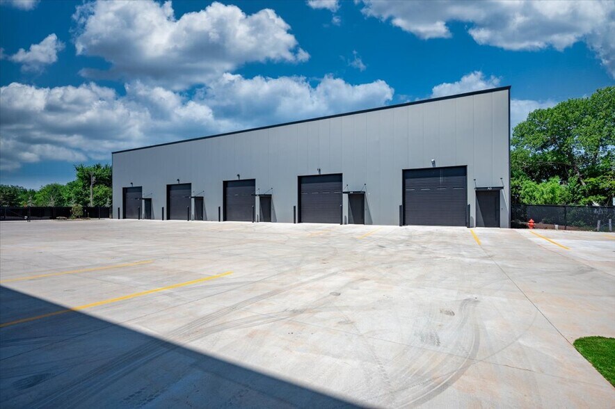 More Photos Of 1229 NW 122nd St, Oklahoma City Light Manufacturing For Lease
