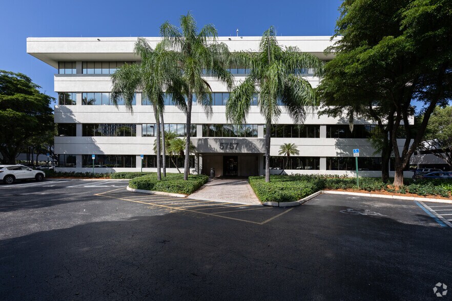 More Photos Of 5775 Blue Lagoon Dr, Miami Unknown For Lease