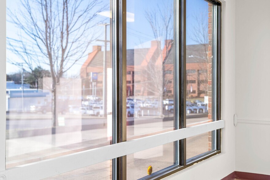 More Photos Of 215 8th St, Clarksville Medical For Lease
