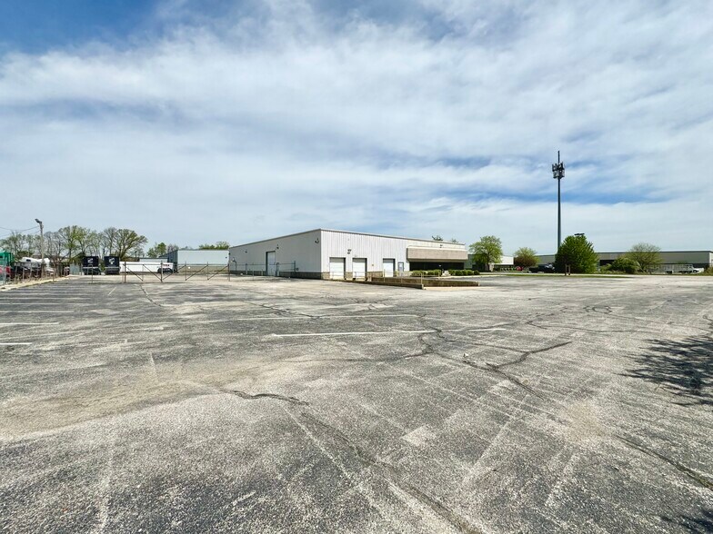 More Photos Of 320 Transfer Dr, Indianapolis Warehouse For Lease