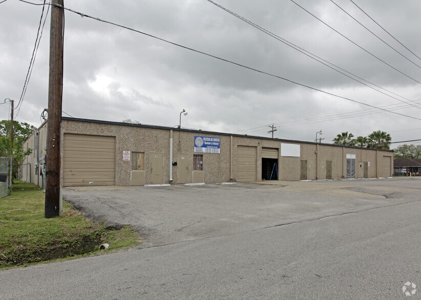 More Photos Of 5628-5630 Edgemoor Dr, Houston Unknown For Lease