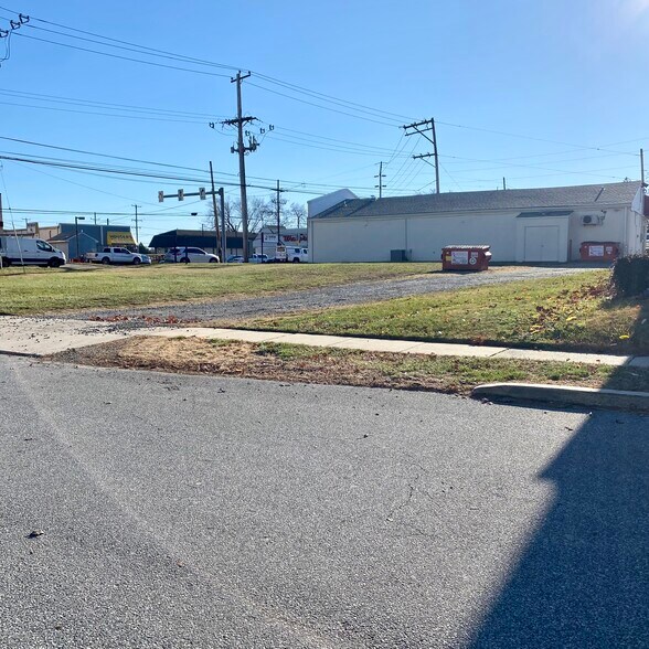 More Photos Of 4101 Edgmont Ave, Brookhaven Freestanding For Sale