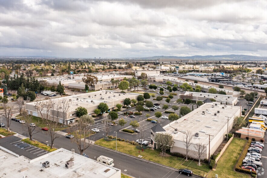 More Photos Of 1401 Village Way, Santa Ana Flex For Lease